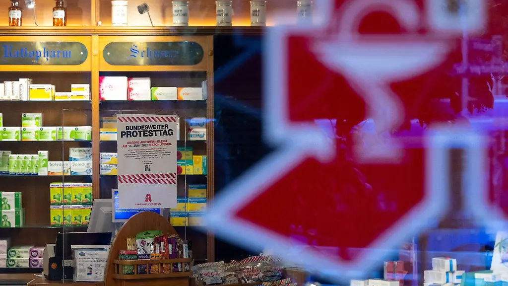 Ein-Plakat-mit-Infos-zum-bundesweiten-Protesttag-der-Apotheken-ist-in-einer-Apotheke-zu-sehen