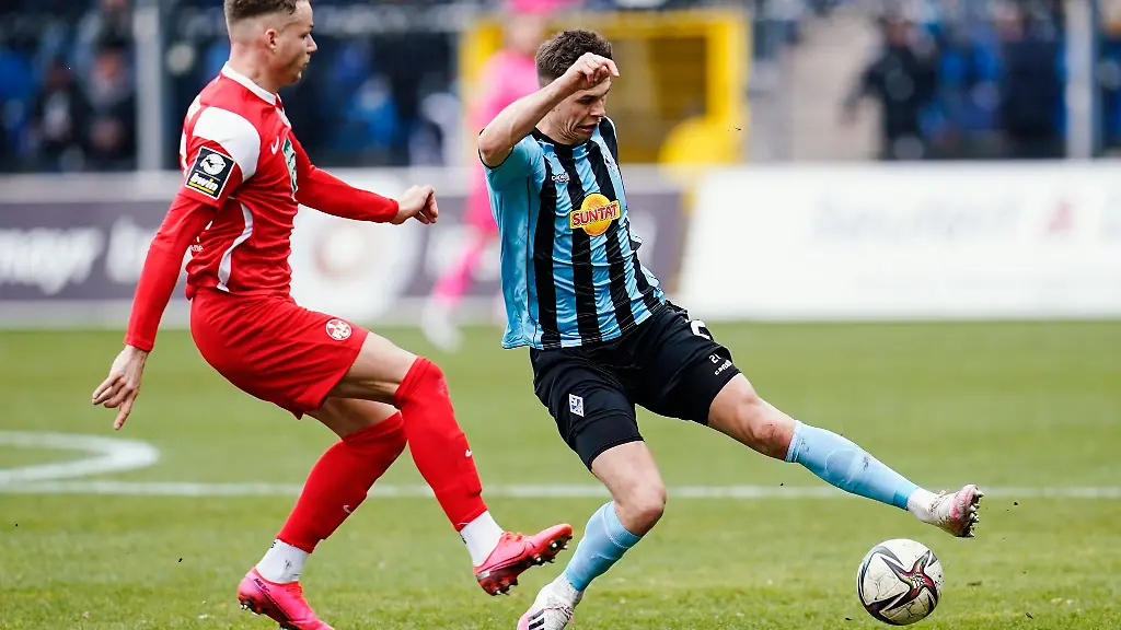 Kaiserslauterns-Philipp-Hercher-l-und-Mannheims-Alexander-Rossipal-kaempfen-um-den-Ball