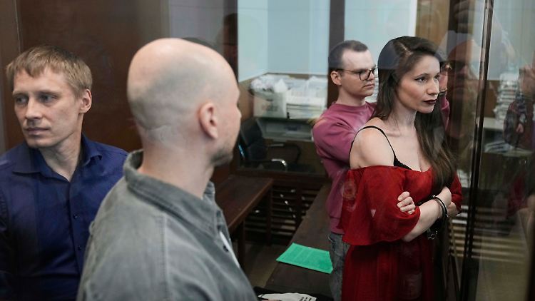 Die beschuldigten russischen Journalisten Konstantin Gabow, Sergej Karelin, Artjom Kriger und Antonina Faworskaja (v.l.n.r.) stehen in einem Angeklagtenkäfig des Bezirksgerichts Nagatinsky.