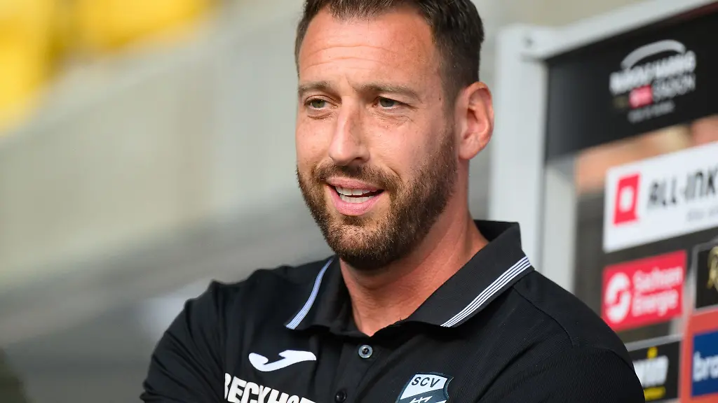 Trainer-Mitch-Kniat-steht-im-Stadion