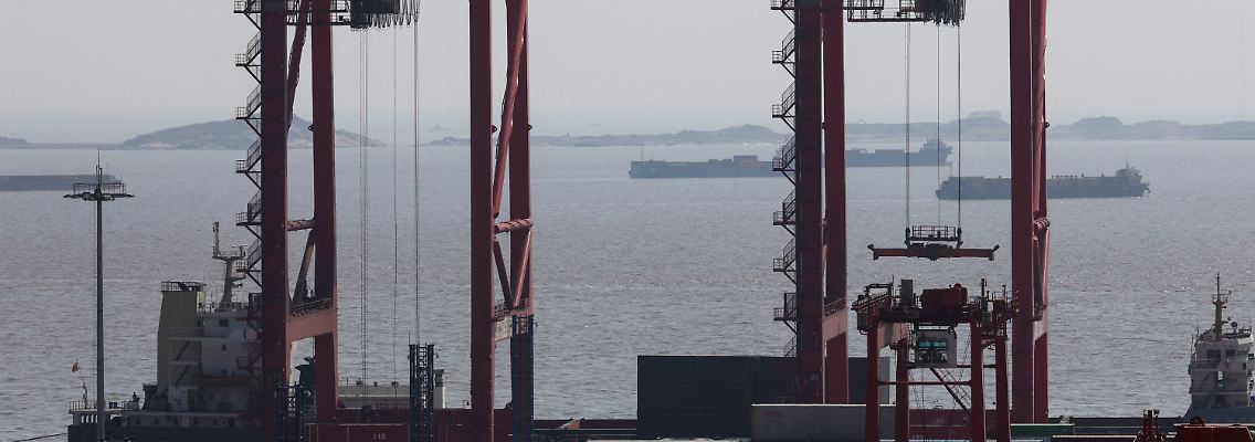 2025-04-15T090029Z_1776810079_RC26YDA8459J_RTRMADP_3_CHINA-ECONOMY-GDP.JPG