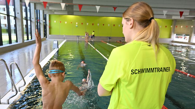 Der Anfangsschwimmunterricht ist eine Pflichtveranstaltung für alle Schüler in Deutschland, es sei denn, sie haben ein ärztliches Attest, das sie ausdrücklich davon befreit (Archivbild).