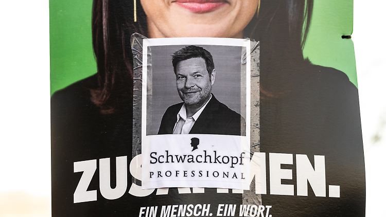 Die Strafe für das Hochladen dieses "Schwachkopf PROFESSIONAL"-Bilds falle neben den anderen Vorwürfen "nicht beträchtlich ins Gewicht", so die Staatsanwaltschaft Bamberg. 