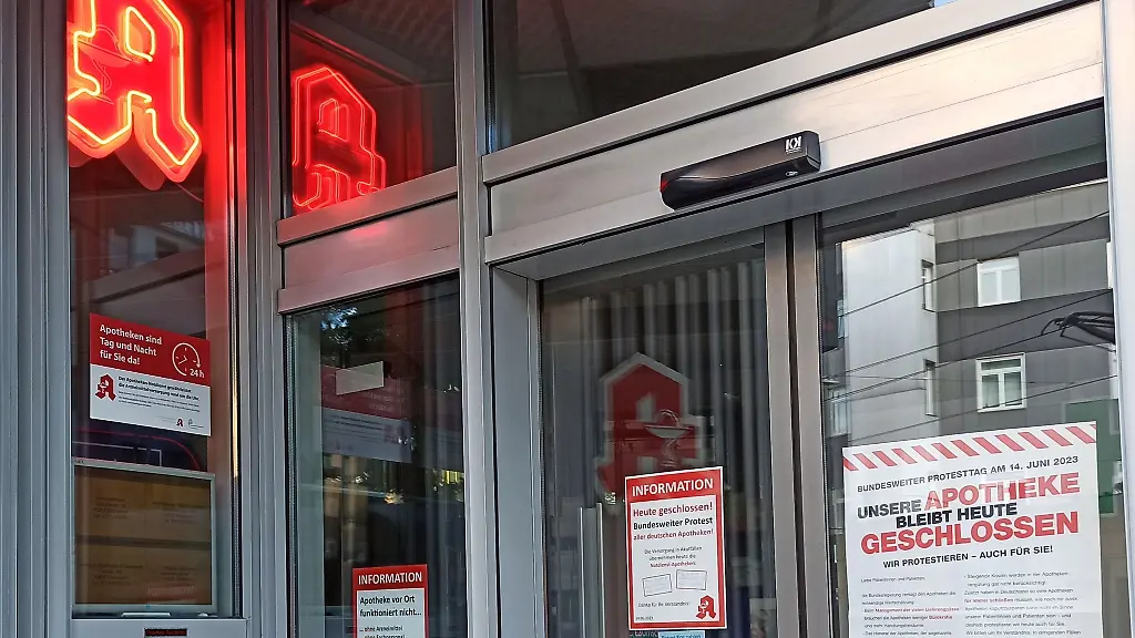 Unsere-Apotheke-bleibt-heute-geschlossen-klebt-an-einer-Scheibe