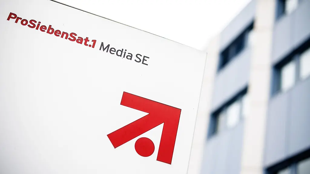 Das-Logo-und-der-Schriftzug-der-ProSiebenSat-1-Media-SE-im-bayerischen-Gewerbegebiet-Unterfoehring-vor-einem-Gebaeude-des-Unternehmens
