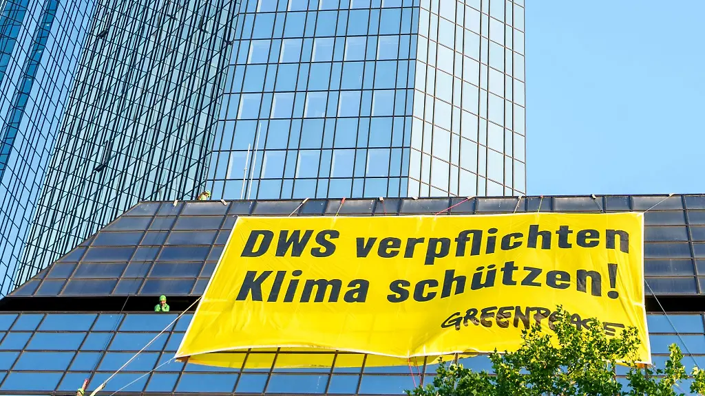 Ein-Banner-von-Greenpeace-Banner-haengt-an-einem-Gebaeude-der-Deutschen-Bank