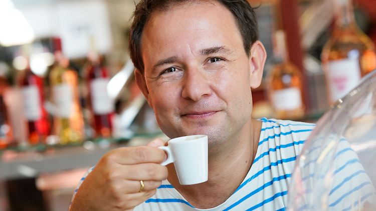 Den Espresso lieber im Sitzen trinken und besser die Alltagswege zu Fuß erledigen, statt ins Fitnessstudio zu gehen, nur zwei Ideen von Oetker, die das Leben schöner machen. 