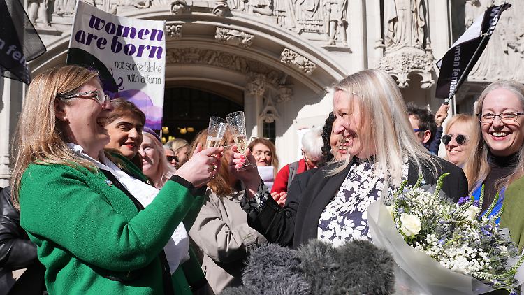 Die Vorsitzenden der Frauenrechtsorganisation For Women Scotland feierten nach dem Urteil. 