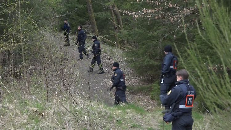 Die Fahndung nach dem 61 Jahre alten Tatverdächtigen läuft auf Hochtouren.