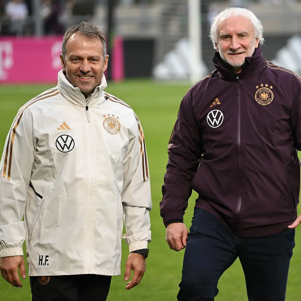 Bundestrainer-und-Sportdirektor-Hansi-Flick-l-und-Rudi-Voeller