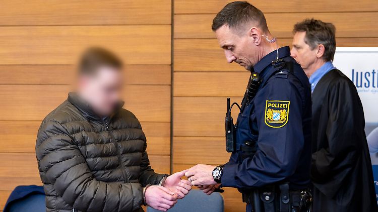 Der Angeklagte (links) während des Prozesses am Landgericht Traunstein im März 2024. 