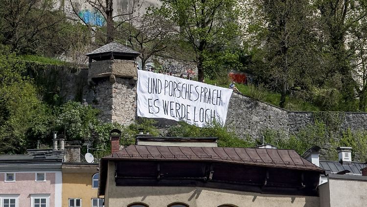 Ein Transparent mit der Aufschrift "Und Porsche sprach es werde Loch" auf dem Kapuzinerberg.