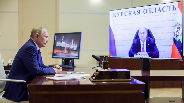Russlands Präsident Wladimir Putin bei einem Videogespräch mit Alexej Smirnow.