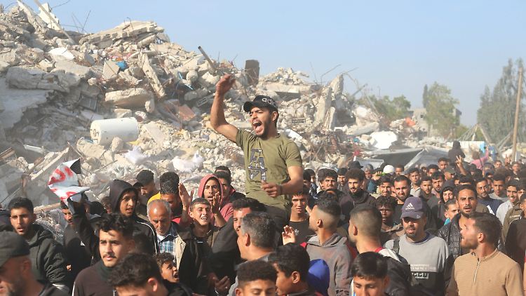 Menschen bei einer Protestaktion gegen die Hamas in Beit Lahia im Gazastreifen im März.