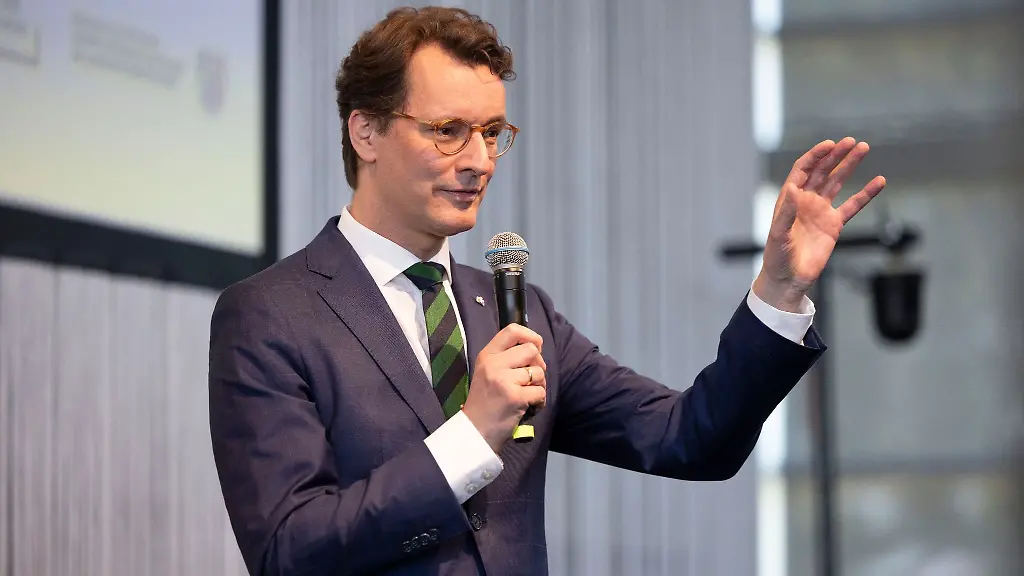 CDU-Ministerpraesident-Hendrik-Wuest-schaute-am-Dienstagabend-bei-der-Opposition-vorbei