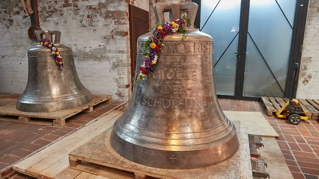 Zwei-der-insgesamt-drei-Glocken-stehen-in-der-Luebecker-Marienkirche