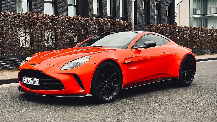 Nach dem Facelift wird auch die Front des Aston Martin Vantage deutlich präsenter.