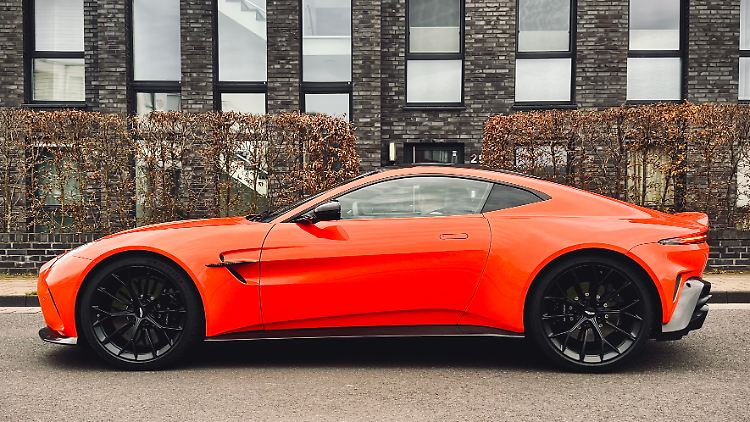 Mit rund 4,50 Metern Außenlänge ist der Aston Martin Vantage denkbar kompakt.