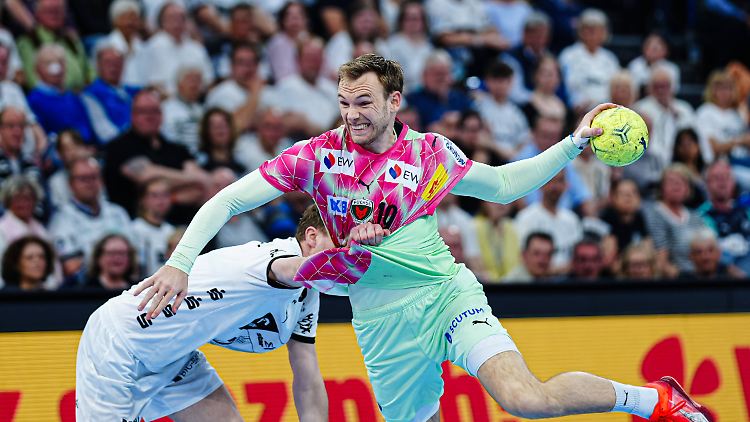 Welthandballer Mathias Gidsel bleibt mit den Füchsen Berlin im Titelrennen.