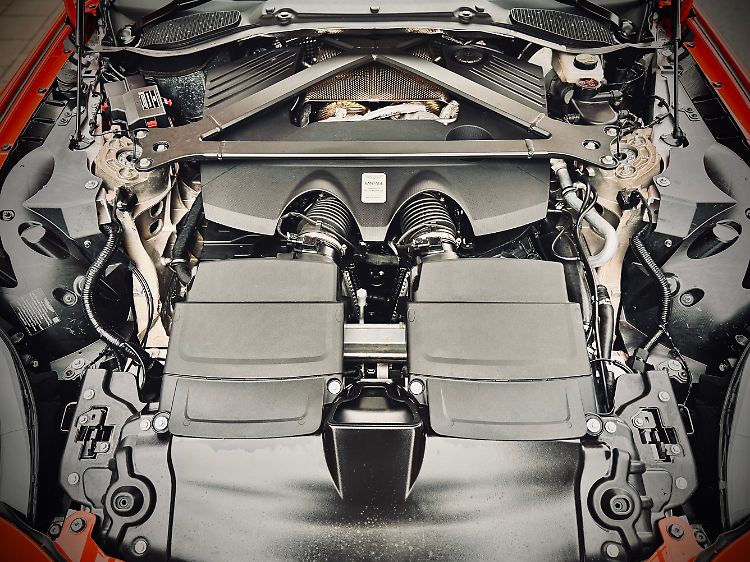 Eine markante Domstrebe macht den Vantage steifer. Der aus Affalterbach stammende Vierliter-Achtzylinder passt gut zum rasanten Briten.