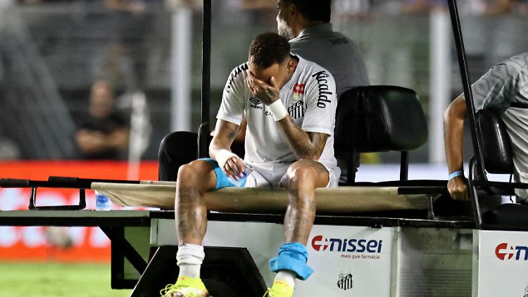 Ein weinender Neymar musste vom Feld gefahren werden.