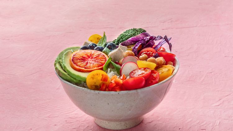 Vegane Poke-Bowl: Ernährung sollte bunt sein, doch wer sich vegan ernährt, muss außerdem auf die neun essenziellen Aminosäuren achten.