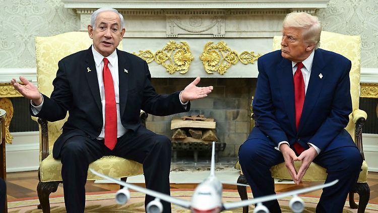 US-Präsident Trump (r.) und Israels Premier Netanjahu während ihres Treffens im Oval Office am 7. April. 