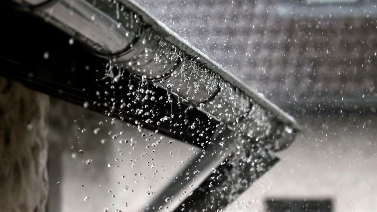 In fallenden Tropfen steckt Energie. Diese könnte mithilfe kleiner Minikraftwerke auch genutzt werden.