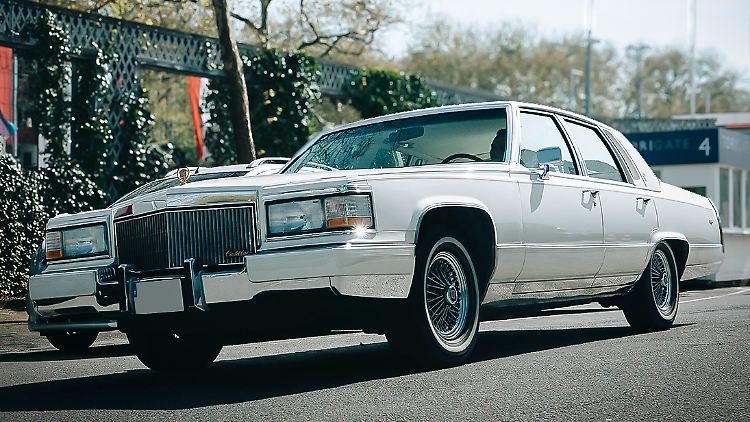 Mit seinen Breitbandscheinwerfern und der Kühlerfigur hat der Cadillac Brougham einen wuchtigen Auftritt.