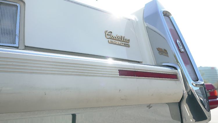 So ganz schnörkellos ist der Cadillac der 1980er bei genauem Hinsehen nicht. Doch das Chrom wurde deutlich reduziert im Vergleich zu den 1960ern.