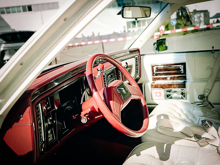 Mit dem großen Lenkrad fährt der Ami so ein bisschen wie ein schwierig dirigierbares Schiff. Mit dem großen Hebel wird das Automatikgetriebe gesteuert.