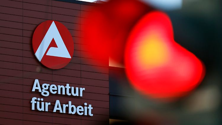 Bei der Bundesagentur für Arbeit finden sich zehntausende Umschulungen - für Mediengestalter deutlich mehr als für Mechatroniker.