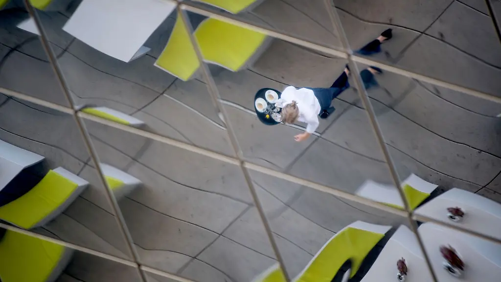 Kellnern-im-Cafe-ist-ein-typischer-Nebenjob-von-Studierenden-Bei-der-Wahl-eines-Jobs-gilt-es-aber-ein-paar-Dinge-wie-Stundenanzahl-oder-Verdiensthoehe-zu-bedenken