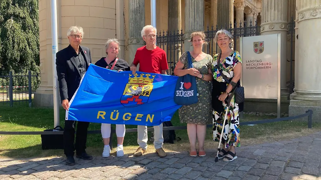 Vertreter-LNG-kritischer-Ruegener-Buergerinitiativen-stehen-vor-dem-Landtag-in-Schwerin