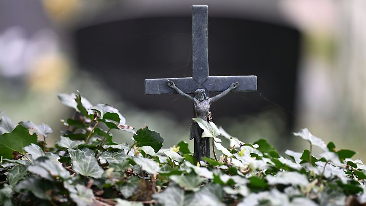 Dem christlichen Glauben zufolge starb Jesus am Karfreitag am Kreuz.