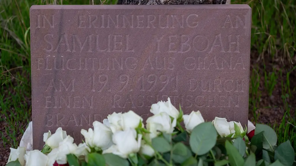 Ein-Gedenkstein-fuer-den-1991-bei-einem-Brandanschlag-getoeteten-ghanaischen-Asylbewerber-Samuel-Yeboah