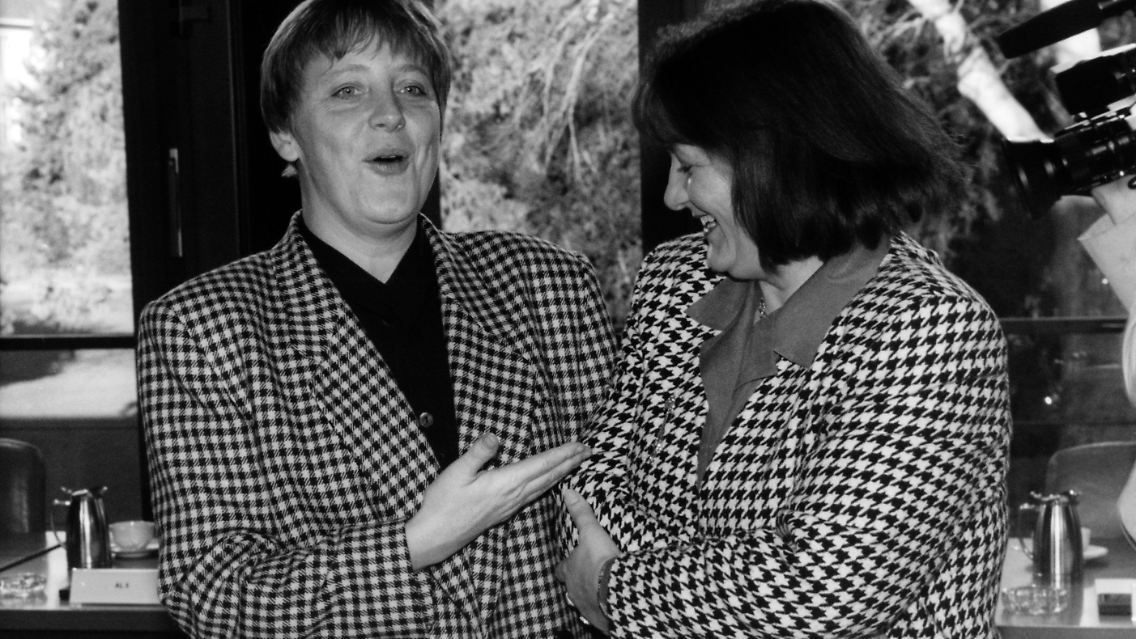 Angela Merkel und Sabine Leutheusser-Schnarrenberger waren in den 90er Jahren Ministerinnen unter Kanzler Helmut Kohl.