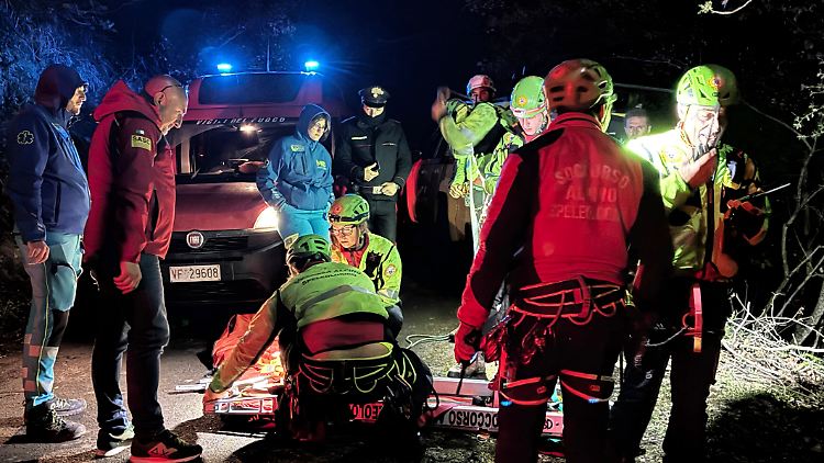 Rettungskräfte arbeiten an der Stelle, an der die Seilbahn abgestürzt ist. 