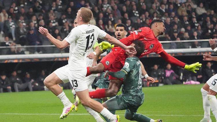 Die entscheidende Szene: Kaua Santos kommt gegen James Maddison zu spät.