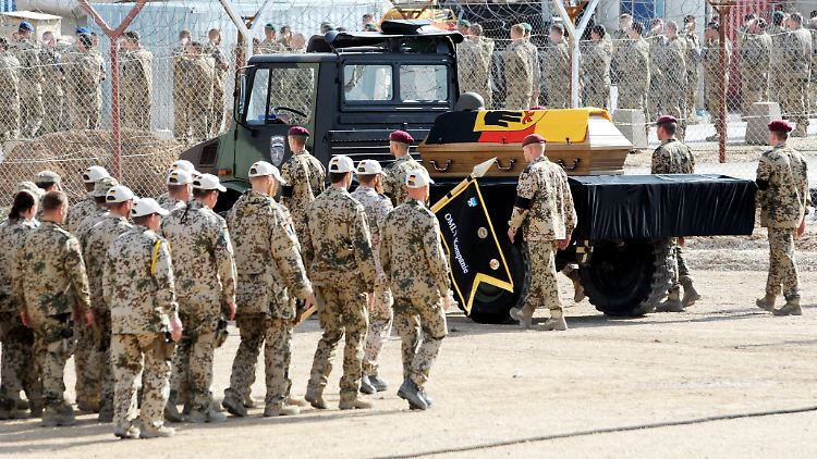 Soldaten der Bundeswehr nehmen in Masar-i-Scharif Abschied von ihren vier gefallenen Kameraden. Mutschke überlebte das Karfreitagsgefecht mit schwersten Verletzungen.