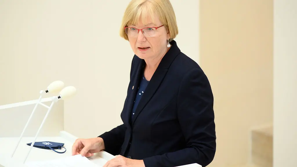 Christine-Wernicke-BVB-Freie-Waehler-spricht-waehrend-einer-Landtagssitzung