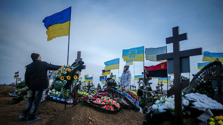 In einer seltenen öffentlichen Schätzung sagte Präsident  Selenskyj, dass mehr als 46.000 ukrainische Soldaten getötet und etwa 380.000 weitere verletzt worden seien. 