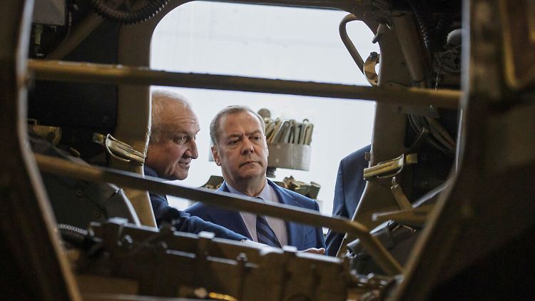 Medwedew besucht eine Werkstatt für gepanzerte Fahrzeuge in der russischen Region Krasnodar.