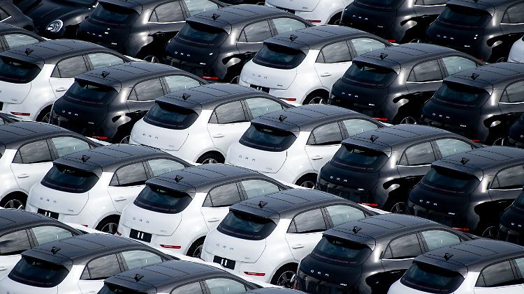 Zahlreiche Neuwagen der Marke Ora des chinesischen Automobilherstellers Great Wall Motor stehen auf einem Parkplatz am JadeWeserPort in Wilhelmshaven.