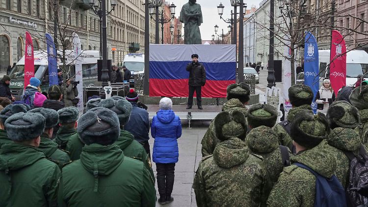 Ein Polizist singt während eines Konzerts anlässlich des elften Jahrestages der Annexion der Krim durch Russland in St. Petersburg.