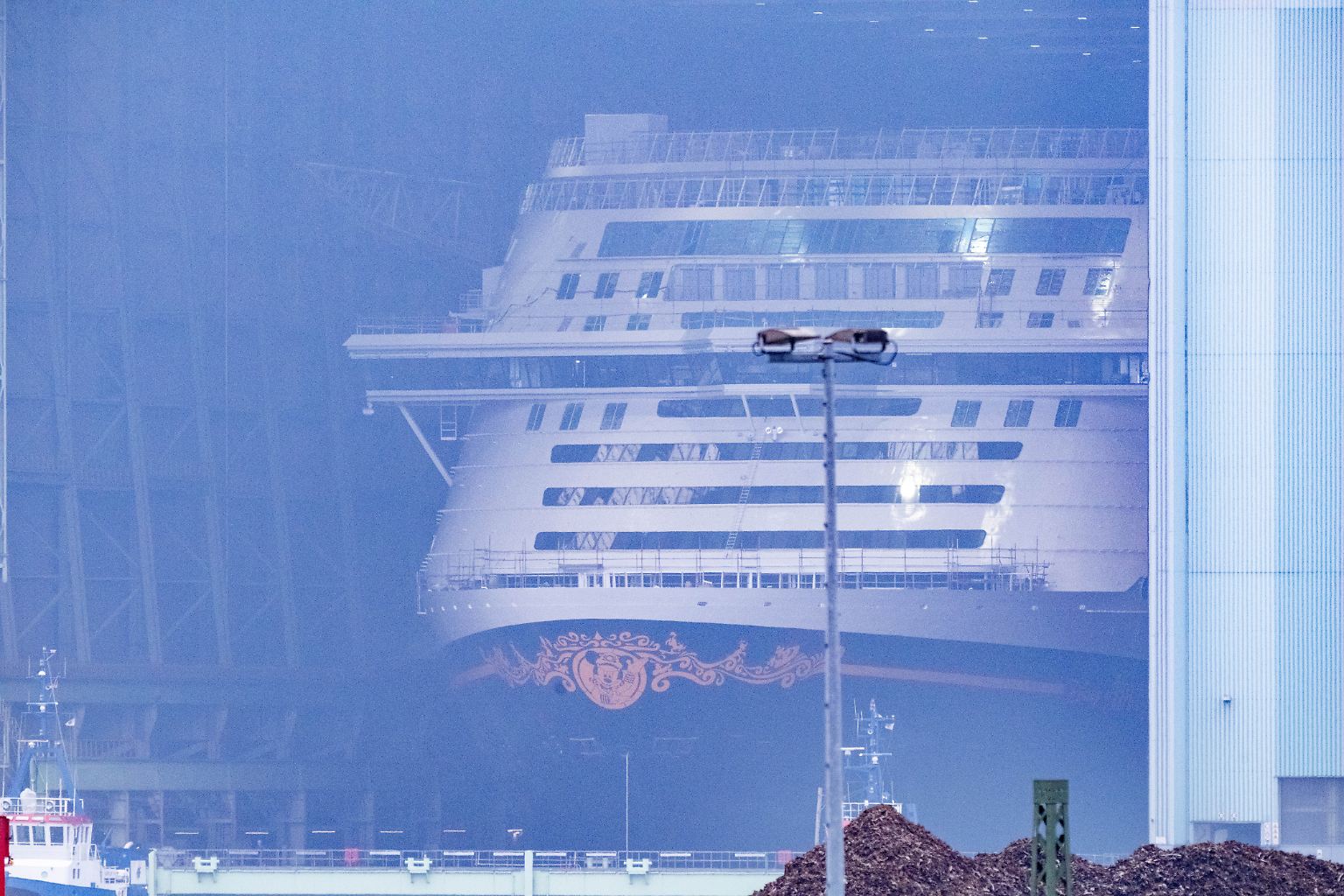 Nach Jahren des Baus wird die "Disney Adventure" aus dem gefluteten Trockendock der Meyer-Werft in Wismar herausbugsiert.