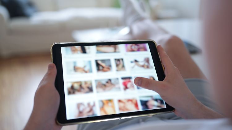 Die Rechtslage bei Deepfake-Pornos ist Fachleuten zufolge lückenhaft. Trotzdem sollte man sexualisierte Deepfakes immer zur Anzeige bringen.