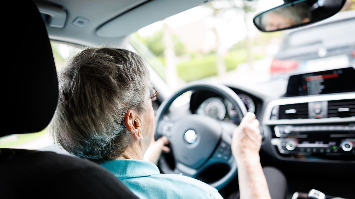 Senioren Führerschein Autofahren Steuer.jpg