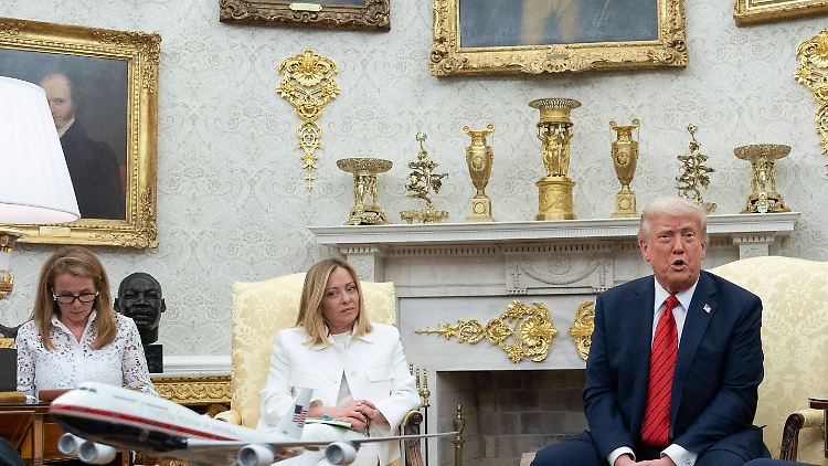 Bei offiziellen Terminen sind Dolmetscher dabei, meist bleiben sie im Hintergrund. Valentina Maiolini-Rothbacher (l.) wurde unfreiwillig für einen Moment zur Hauptdarstellerin.