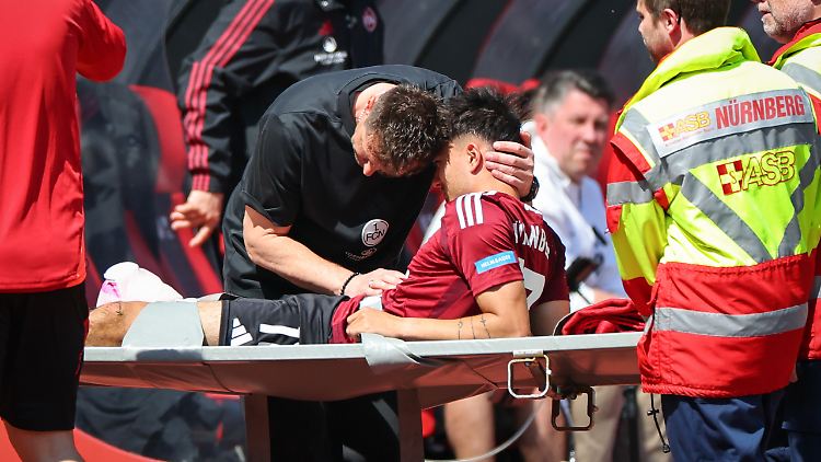 Nürnbergs Trainer Miroslav Klose musste den jungen Jens Castrop trösten - das Talent wurde mit Verdacht auf eine schwere Knieverletzung früh vom Platz getragen.